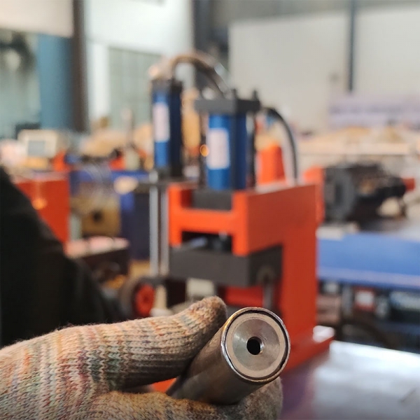 Pipe end sealing nut