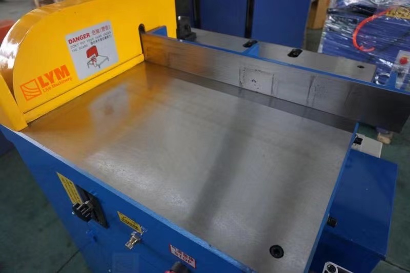 NC SEMI-AUTOMATIC ALUMINUM CUTTING MACHINE插图1
