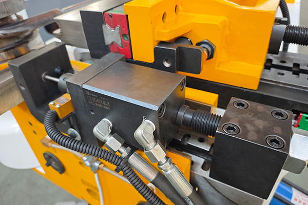 DW38CNC3A1S-C High Performance 3 Axis CNC Tube Pipe Bending Machine with Punching插图3